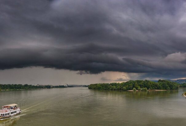 Záporok, zivatarok tarkíthatják a szombatot