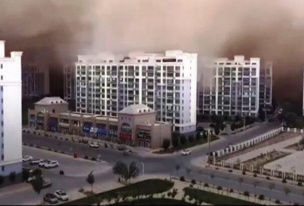 Videóra vették, ahogy eléri a homokvihar a Góbi-sivatag melletti kínai várost