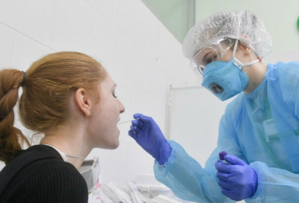 Románia rendszeres tesztelésnek vetné alá a beoltatlan egészségügyi személyzetet