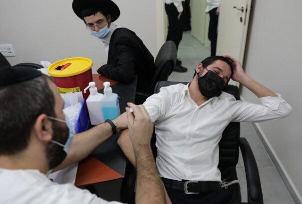 Izraelben megkezdik a harmadik Pfizer-oltást a krónikus betegek számára