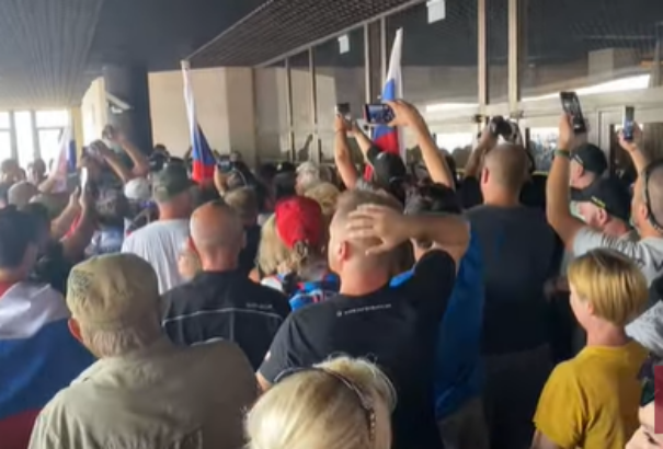 Elégedetlen polgárok tüntetnek a parlament előtt. A rendőrség könnygázt vetett be