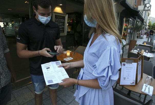 Párizs nem enged a beoltatlanok agressziójának: Szinte mindenhová kell már védettségi igazolvány Franciaországban