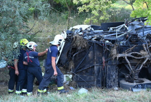 Tragikus kimenetelű buszbaleset történt az M7-es autópályán