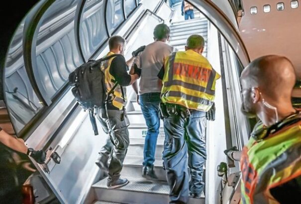 Ausztria nem hagy fel az afgánok kitoloncolásával – Kabul helyett Romániába küldi őket