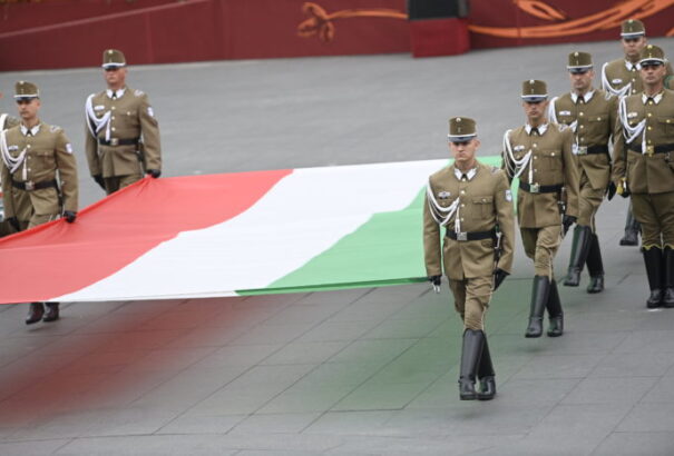 Felvonták a nemzeti lobogót a budapesti Kossuth Lajos téren
