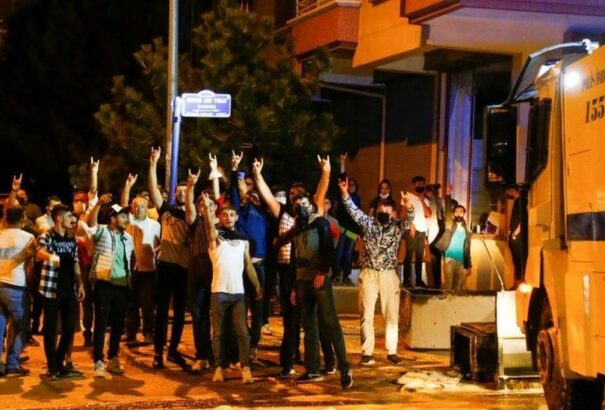 Migránsellenes tüntetések törtek ki Törökországban, miután megöltek egy tizenéves lányt