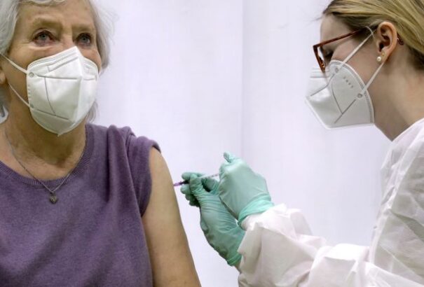 Vasárnap lesz az utolsó esély a pápalátogatás előtti oltásra