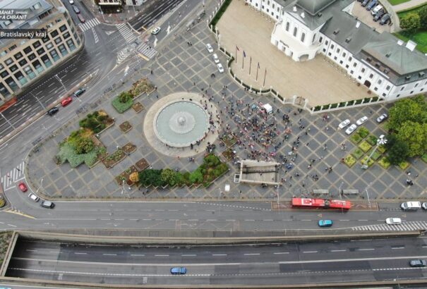 Egyelőre békésen zajlik a pénteki oltásellenes tüntetés Pozsonyban