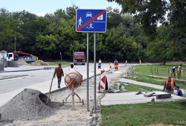 A kassai Luník IX-en lázasan készülnek a pápalátogatásra. Járdák, utak helyreállításán dolgoznak