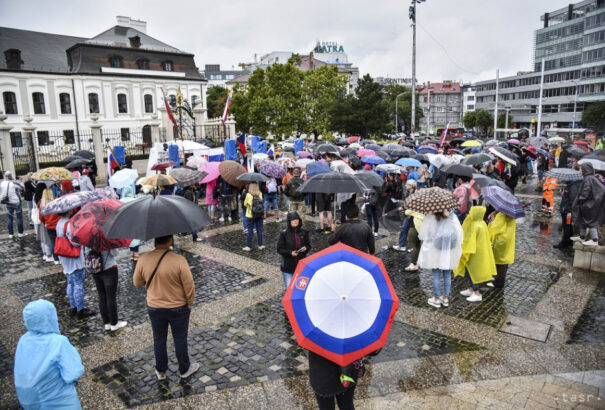 Ismét tüntetnek az oltásellenesek Pozsonyban. Lezárták a Hodža tér melletti utcákat