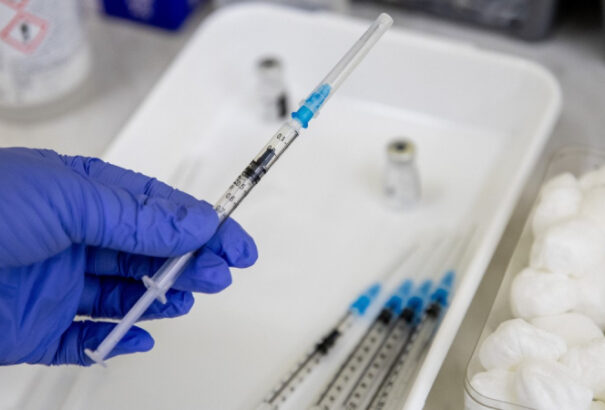 Vakcinabotrány Németországban: koronavírus-oltás helyett sóoldatot kaptak a páciensnek