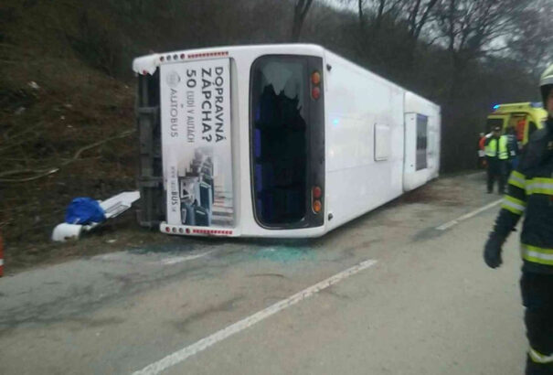Egy cseh turistákat szállító busz karambolozott Bajorországban. 14-en megsérültek