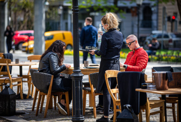 Járhatunk üzletbe, étterembe, fodrászhoz és fitneszterembe? Kérdések és válaszok az új Covid-automatával kapcsolatban