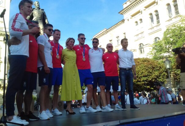 Komáromban nagyszabású ünnepséggel köszöntötték a Tokióból hazatért bronzérmes kajaknégyest