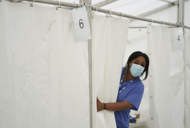 Nagy-Britanniában 33%-kal csökkent a fertőzöttek száma. A váratlan fordulat a kormányt és a tudósokat is meglepte