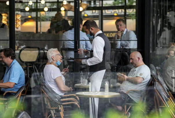 Kezdünk alkalmazkodni a tartós járványhoz, megfontoltabban költünk – romlanak az európai gazdasági kilátások