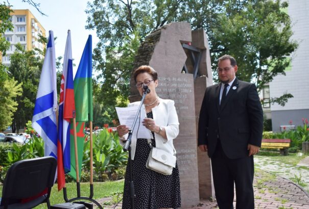 Rimaszombatban a Roma holokauszt áldozatainak emlékműve előtt emlékeztek – Képekkel