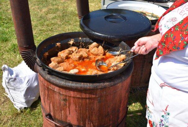 Ahol a birkapörkölt illatát az egész faluban érezni lehetett – Palóc Étkek Napja Gömörpéterfalán (Képekkel)