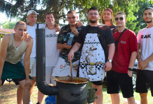 Kiváló bográcsos ételek és szórakoztató gyermekprogramok a sárosfai IX. Jánoskerti ízek fesztiválján – Képes beszámoló