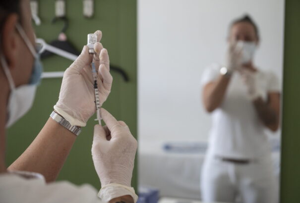 Brit tanulmány: Jóval nagyobb a trombózis előfordulása a koronavírus-fertőzötteknél, mint a beoltottaknál