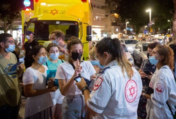 Éjjel-nappal oltanak Izraelben, mégis tombol a Delta-variáns