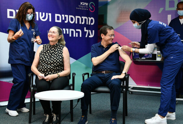 Izrael elkezdte oltani az 50 év felettieket a harmadik, megerősítő oltással