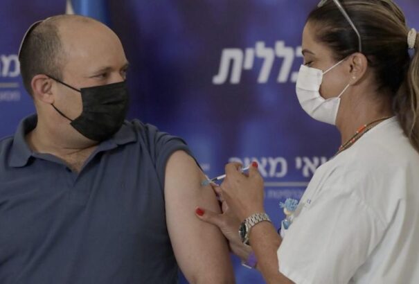 Naftali Bennett lett a világ első kormányfője, aki megkapta a harmadik koronavírus-oltást