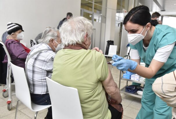 Több százezer cseh nyugdíjas az oltás ellenére sem rendelkezik immunitással