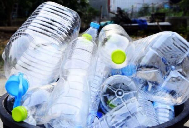 Az állam januártól nem vásárol több egyszer használatos műanyag flakont