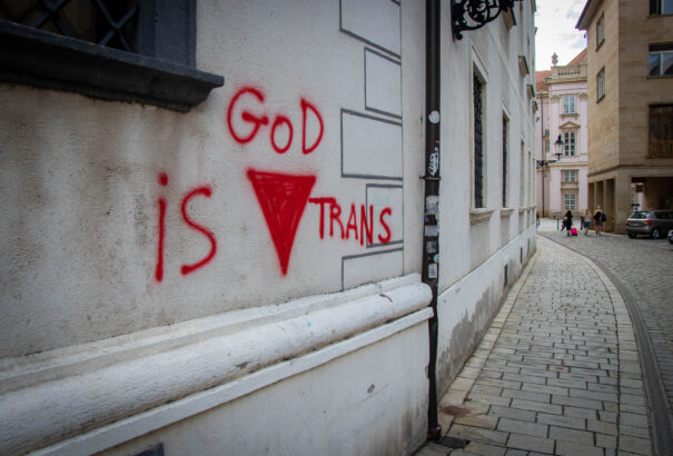 „Jön a homoszexuális forradalom” – Vandálok LGBTI-jelszavakat festettek a templomokra Pozsony központjában