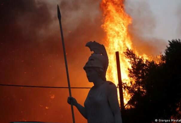 Athénhoz közelít az erdőtűz