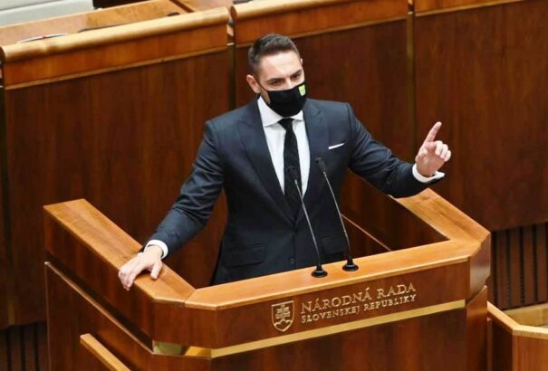 Már novembertől jöhetnek a magyar nyelvű útjelző táblák – Gyimesi György négypontos „magyar csomagjának” részeként