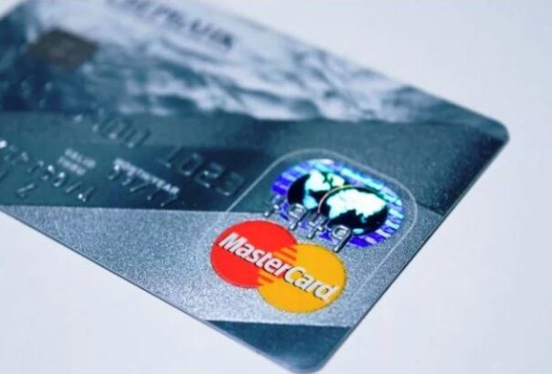 A chip biztonságosabb. A Mastercard felhagy a mágnesvonalas kártyák gyártásával