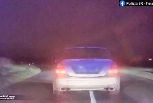 A kerék kilövésével állították meg a száguldó autót a dunaszerdahelyi rendőrök – Videó