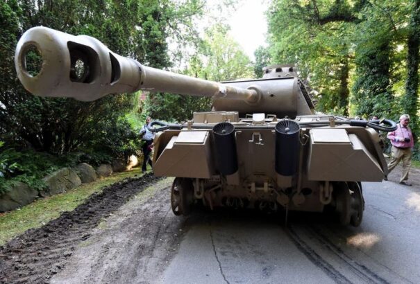 Felfüggesztett szabadságvesztést és 250 ezer eurós bírságot róttak ki a tankot rejtegető német nyugdíjasra