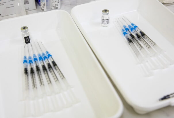 Árat emel a Pfizer és a Moderna