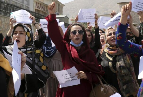 Egyenjogúságért tüntetett két tucat nő a kabuli elnöki palotánál