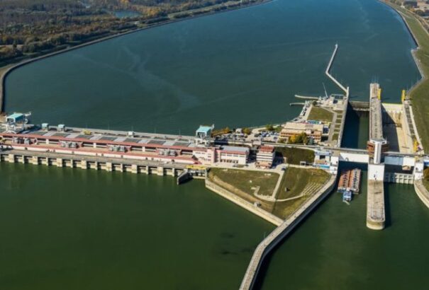 Teherhajó akadályozza a forgalmat a bősi vízierőműnél