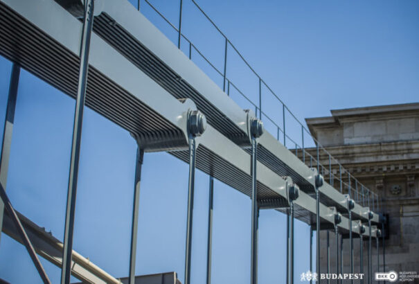 Már látszik a Lánchíd leendő színe – elkészült az első felújított láncszakasz