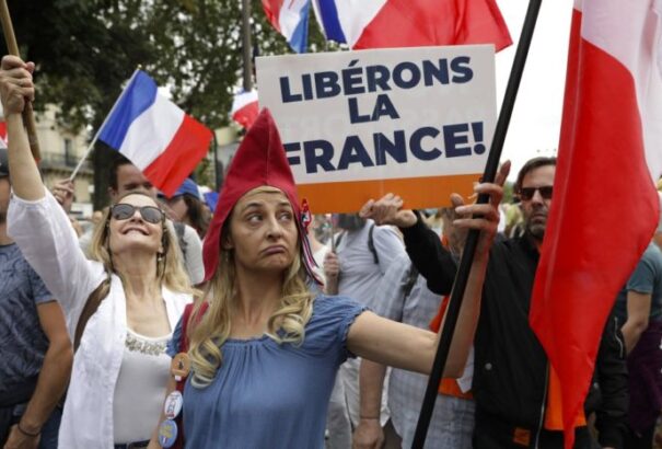 Ismét tízezrek tüntettek a covid-útlevél ellen Franciaországban