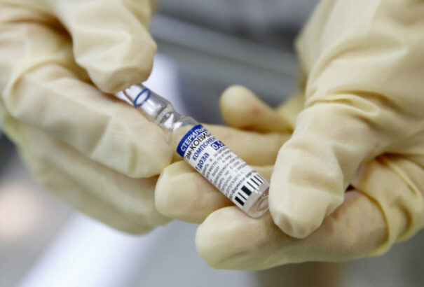 Felfüggesztette a Szputnyik V engedélyeztetését a WHO