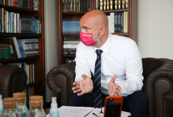 Gröhling: Ezentúl egyetlen iskolát sem zárnak be teljesen a járvány miatt