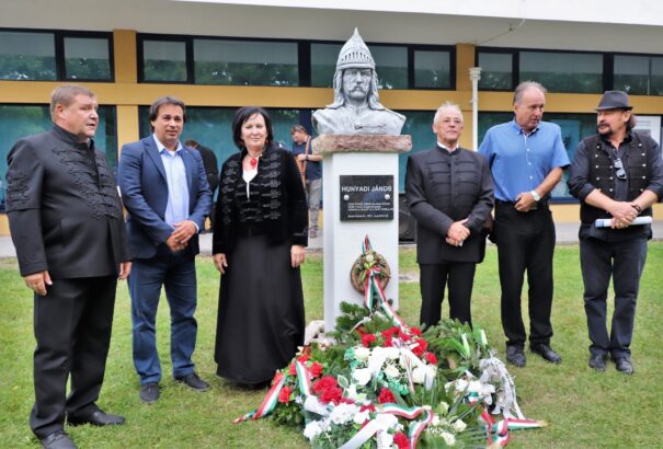 Hunyadi János szobra gazdagítja Komárom értékeit