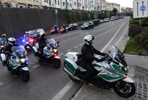 Autókonvoj biztosítása, tartalék útvonalak – így készülnek a szlovák biztonsági hatóságok a pápalátogatásra (galéria)