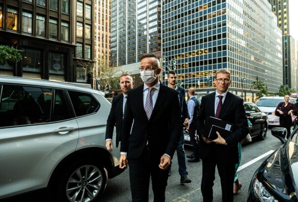 Szijjártó: Újabb tömeges illegális migrációs hullámmal fenyeget az afganisztáni helyzet