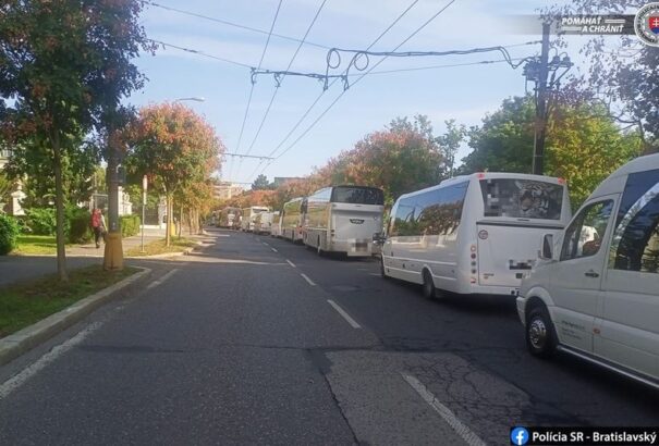Buszosok tüntetnek Pozsony belvárosában