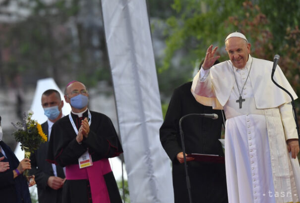 Ferenc pápa megérkezett a Luník IX romatelepre (fotók)