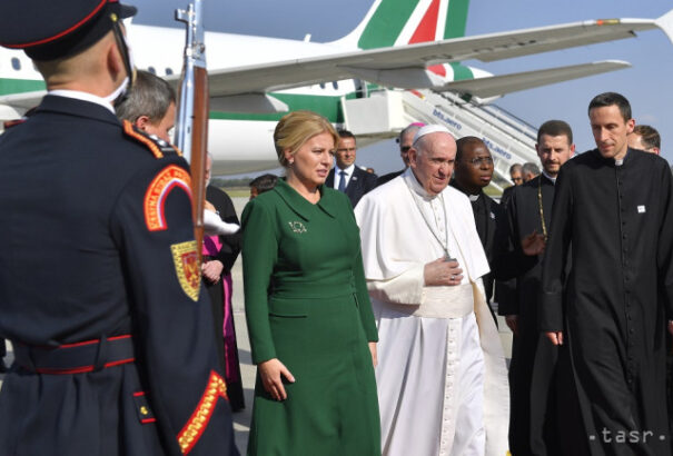 Kenyérrel és sóval fogadták Ferenc pápát a pozsonyi reptéren (fotók)