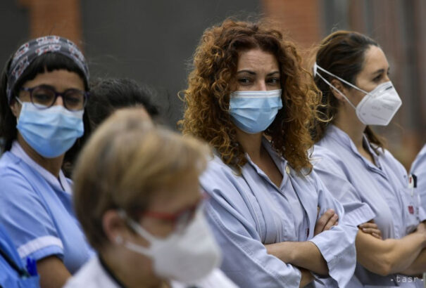 Ideiglenesen több ezer oltatlan egészségügyi dolgozót bocsátottak el Franciaországban