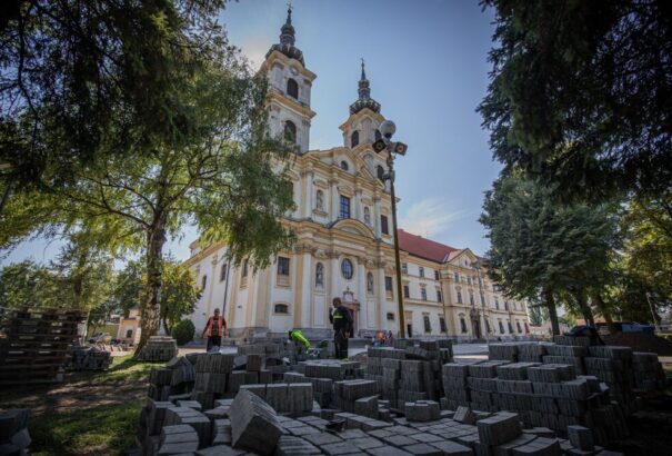 Pápalátogatás: Az oltottak elöl, az oltatlanok hátul kapnak helyet. A hívők a szentmise előtt a szabad ég alatt aludhatnak